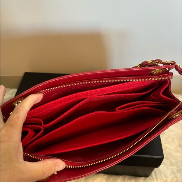 Chanel vintage red lambskin shoulder bag - Picture 4 of 11